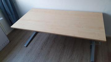 In hoogte verstelbaar bureau 