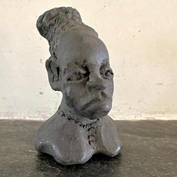 Keramiek beeldje van een Afrikaanse vrouw beschikbaar voor biedingen