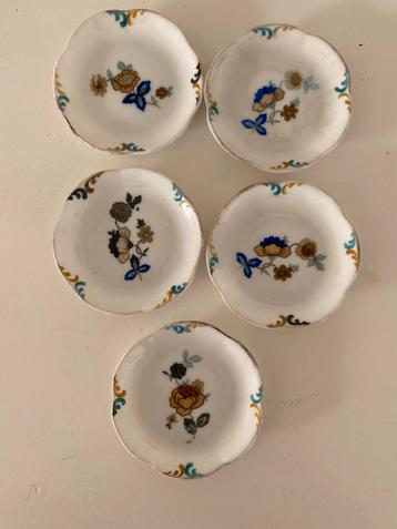 5 kleine bordjes van C. Hoyng Den Haag beschikbaar voor biedingen