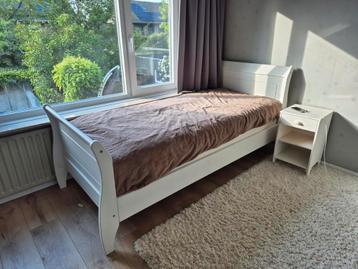 Bed, kledingkast en nachtkastje voor meidenkamer