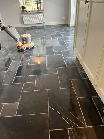 hardsteen voor en na behandeling beschikbaar voor biedingen