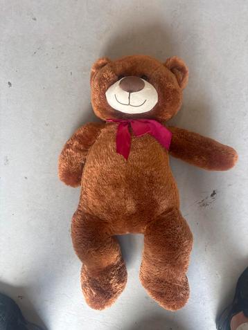 Bruine Teddybeer met Rode Strik beschikbaar voor biedingen