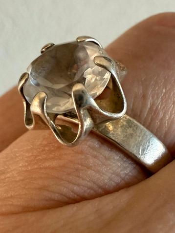 R177/Vintage Zilveren Modernist Ring met Bergkristal beschikbaar voor biedingen