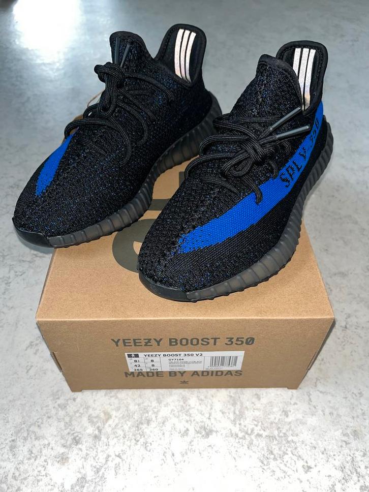 Adidas Yeezy Boost 350 V2 Core Black/Dazzling Blue 42 US8.5, Kleding | Heren, Schoenen, Nieuw, Sneakers of Gympen, Zwart, Ophalen of Verzenden