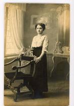 E91; mevrouw bij mooie stoel, Verzamelen, Foto's en Prenten, Nieuw, Foto, Voor 1940, Buitenland