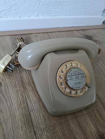 Antieke telefoon. beschikbaar voor biedingen