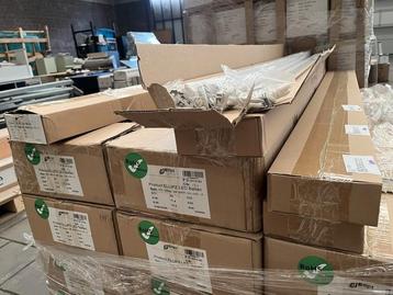Partij van 100 ledlampen tubes  armatuur inclusief ledlamp  beschikbaar voor biedingen
