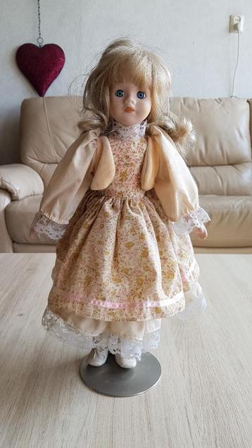 Porceleinen pop 44cm h x 23cm b beschikbaar voor biedingen