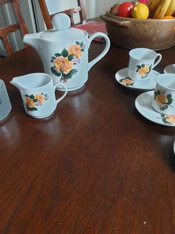 Oude servies  beschikbaar voor biedingen