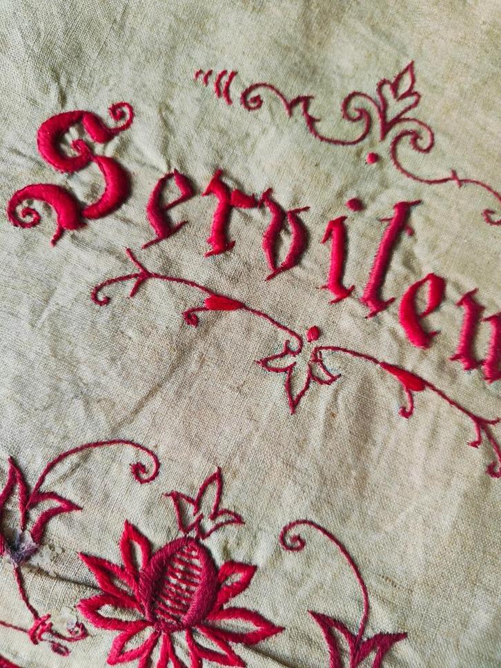 Antiek keukentextiel – geborduurde Franse tekst "Serviteur", Antiek en Kunst, Antiek | Keukenbenodigdheden, Verzenden