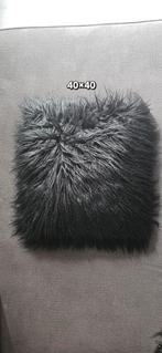 Zwart pluizig kussen/Black fluffy cushion, Ophalen of Verzenden, Zo goed als nieuw, Zwart, Vierkant