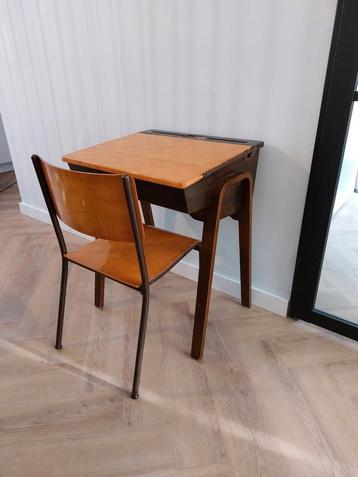 Vintage schoolbureau met stoel beschikbaar voor biedingen
