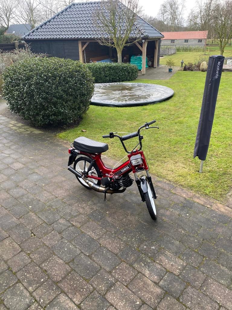 Mooie rode Tomos 65cc met kenteken, Fietsen en Brommers, Brommeronderdelen | Snorfietsen, Zo goed als nieuw, Ophalen of Verzenden