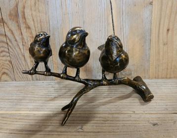 2 VOGELS MET JONG OP TAK / BRONS / 20 cm breed beschikbaar voor biedingen
