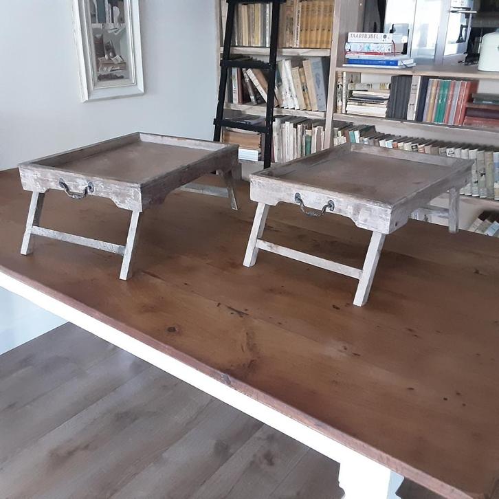 Oude sloophouten bedtafeltjes of dienbladen (2 st.), Huis en Inrichting, Woonaccessoires | Dienbladen, Zo goed als nieuw, Hout