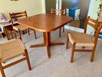 Deense Mid-Century teak vierkante uischuifbare eettafel beschikbaar voor biedingen