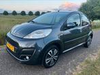 Peugeot 107 1.0 12V 5DR 2013 Grijs Airco Nette auto!, Auto's, Peugeot, Voorwielaandrijving, Stof, Zwart, 4 stoelen