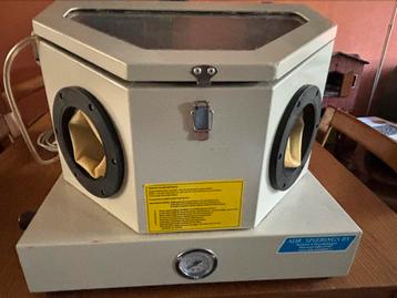 Kleine zandstraal machine met aparte motor. beschikbaar voor biedingen