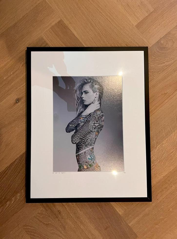 I'm Not a Trophy – Cara Leopard – 50x40 cm – NIEUW, Huis en Inrichting, Woonaccessoires | Schilderijen, Tekeningen en Foto's, Nieuw