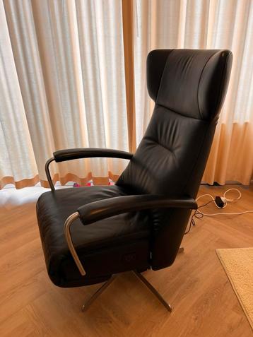 Prominent sta op stoel Leer beschikbaar voor biedingen