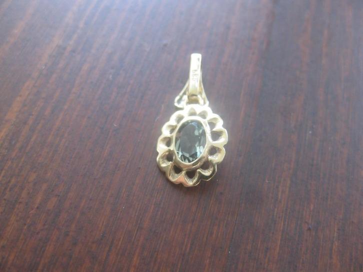 Mooi 14 karaat gouden hangertje met blauw/groene steen., Sieraden, Tassen en Uiterlijk, Kettinghangers, Zo goed als nieuw, Goud