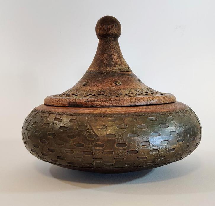 Oosterse voorraadpot, pot. Houtsnijwerk beslagen met messing, Antiek en Kunst, Kunst | Niet-Westerse kunst, Ophalen of Verzenden