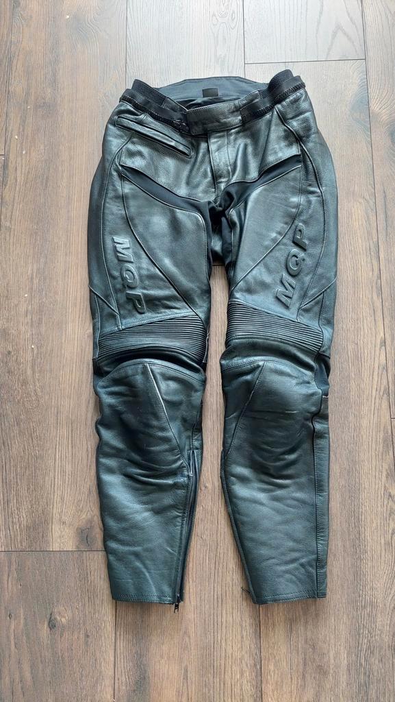 Leren motorbroek MQP maat 25H (maat M / 48), Motoren, Kleding | Motorkleding, Broek | leer, Heren, Tweedehands, Ophalen of Verzenden
