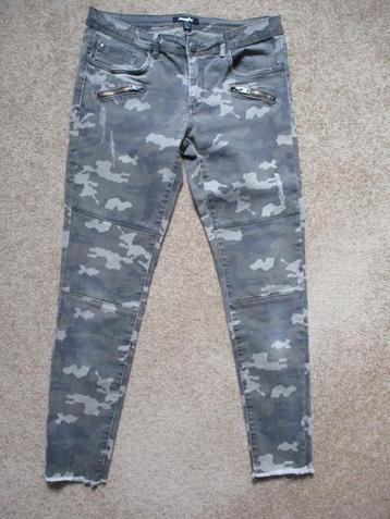 Capribroek met camouflageprint beschikbaar voor biedingen