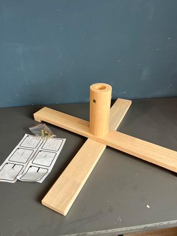 Houten voet kunstkerstboom beschikbaar voor biedingen
