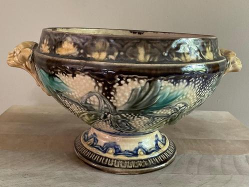 19de eeuwse majolica kom met leeuwenkopjes gemerkt, Antiek en Kunst, Antiek | Keramiek en Aardewerk, Verzenden