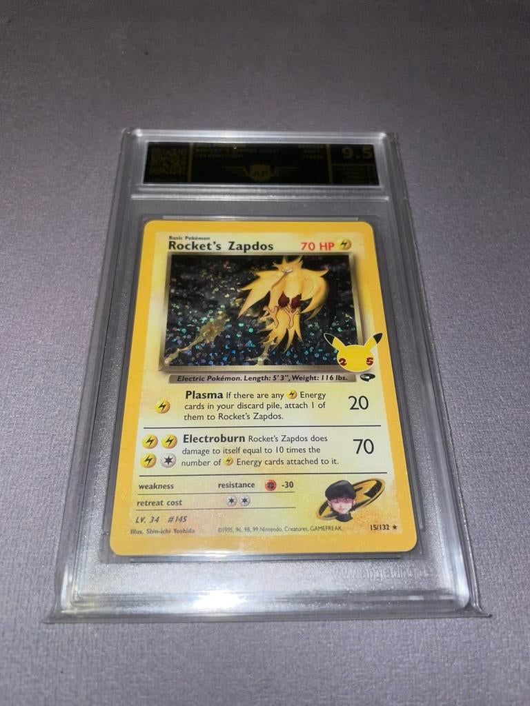 Rocket’s Zapdos Grade 9.5 Pokemon Celebtrations, Ophalen of Verzenden, Zo goed als nieuw