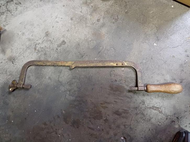 Oude ijzer zaag die verstelbare is, Antiek en Kunst, Antiek | Gereedschap en Instrumenten, Ophalen of Verzenden
