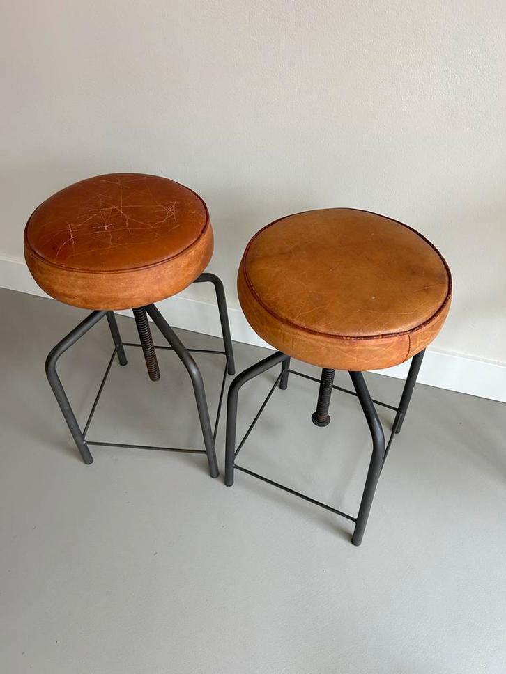 Twee krukjes met leren zitting, Huis en Inrichting, Stoelen, Gebruikt, Twee, Leer, Bruin, Ophalen