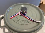 Staub la cocotte 24 cm Ice Eucalyptus nieuw!, Huis en Inrichting, Keramische plaat, Nieuw, Ophalen of Verzenden, Gietijzer