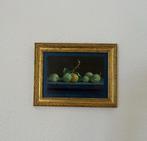 Schilderij stilleven pruimen op tafel. Hans Habraken.