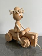 Mooie trekauto met een poppetje  op een trap-auto, Kinderen en Baby's, Speelgoed | Houten speelgoed, Ophalen of Verzenden, Zo goed als nieuw