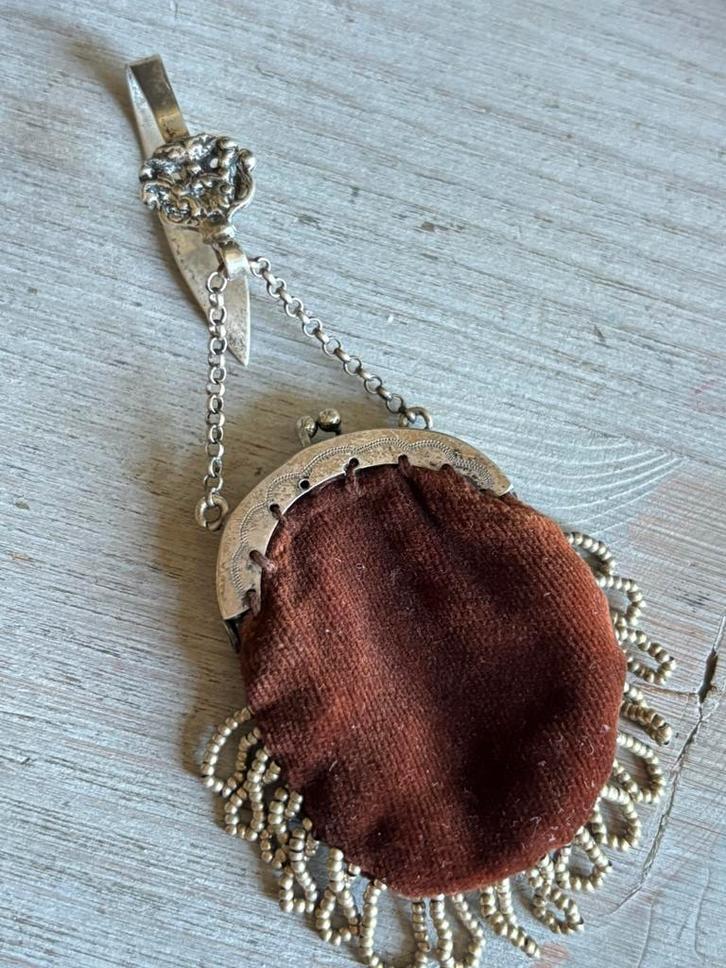 Antiek zilveren miniatuur tasbeugel met tasje aan rokhaak, Antiek en Kunst, Antiek | Goud en Zilver, Zilver, Verzenden
