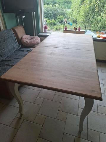 Eettafel met extra stuk beschikbaar voor biedingen