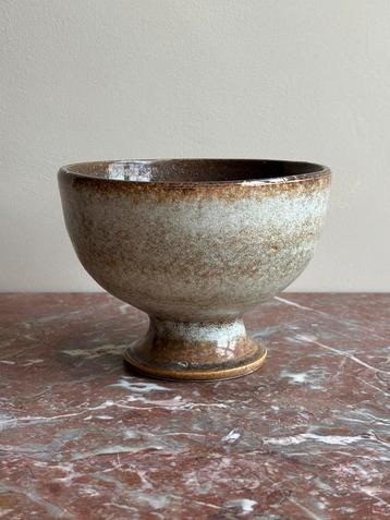 Brocante schaal op voet, kom beschikbaar voor biedingen