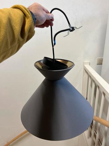 Grijze hanglamp beschikbaar voor biedingen