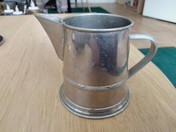 Melkkannetje + glas Byrrh, sterrenbeeld schorpioen. Los t.k. beschikbaar voor biedingen