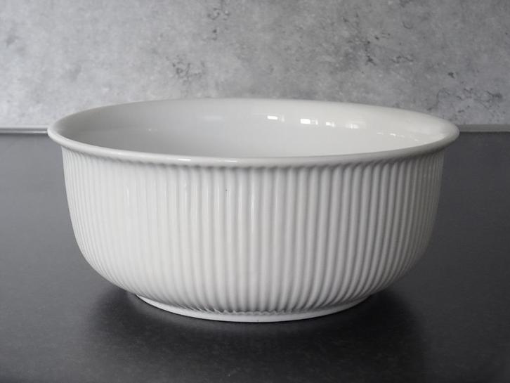Niet gebruikte porseleinen schaal wit met verticale ribbel, Huis en Inrichting, Keuken | Servies, Nieuw, Schaal of Schalen, Overige stijlen