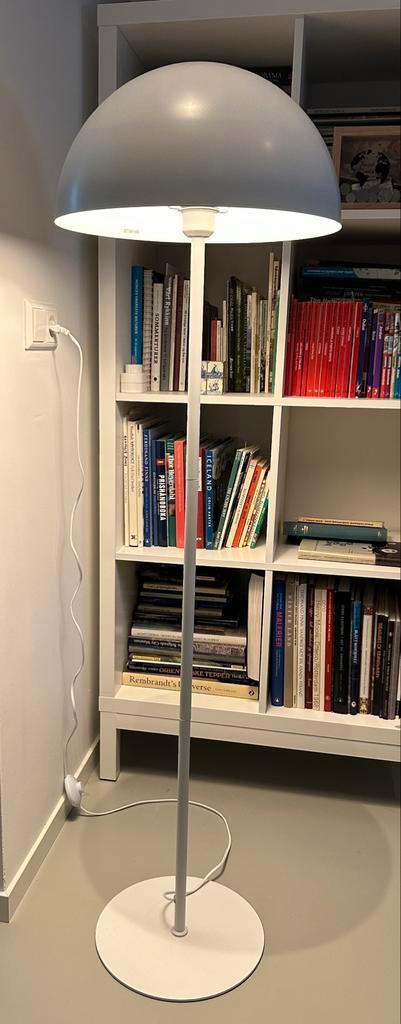Sfeervolle, moderne witte stalamp: Nordlux, Deens design, Huis en Inrichting, Lampen | Vloerlampen, Zo goed als nieuw, Metaal