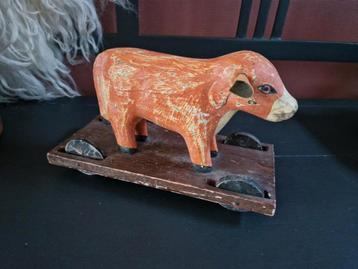 Oude koe op wieltjes  beschikbaar voor biedingen