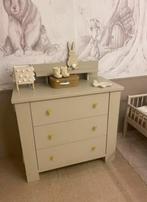 Commode/opbergkast + wandplank *Maatje* By Juffrouw Kwast, Ophalen, 50 tot 70 cm, Juffrouw Kwast, Juffrouw Kwast