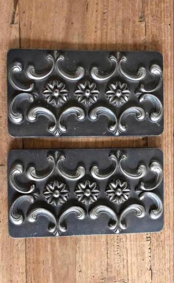 2 metalen platen / ornamenten beschikbaar voor biedingen