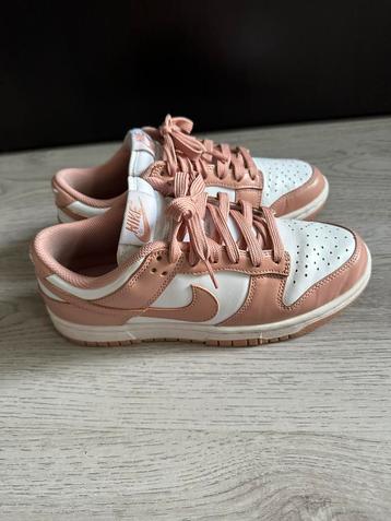 Nike dunk low roze maat 37,5 beschikbaar voor biedingen