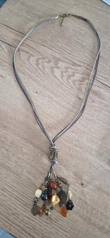 Lange ketting met bruine kralen  beschikbaar voor biedingen