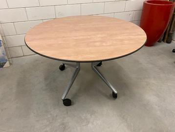 Ronde tafel beschikbaar voor biedingen