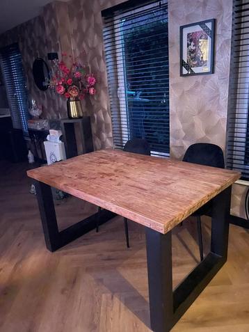 Eikenhouten eettafel met metalen onderstel beschikbaar voor biedingen